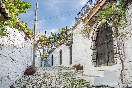 阿尔巴尼亚培拉特老城的鹅卵石街道图片