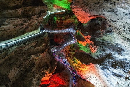 广龙洞穴有小的步行道被高清图片