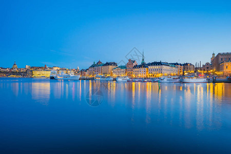 晚上在瑞典斯德哥尔摩市的Gamla图片