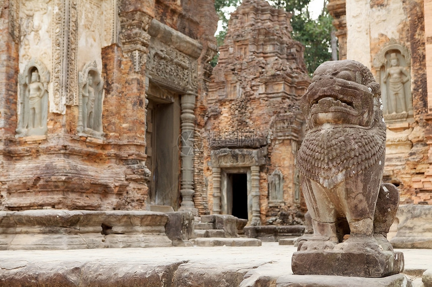柬埔寨PreahKo寺庙废墟吴哥暹粒SiemReap平台上的狮子守护神圣殿建于九世纪末图片