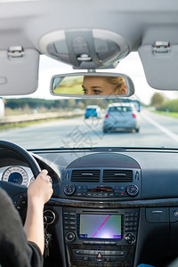 女青年在汽车上乘车驾图片