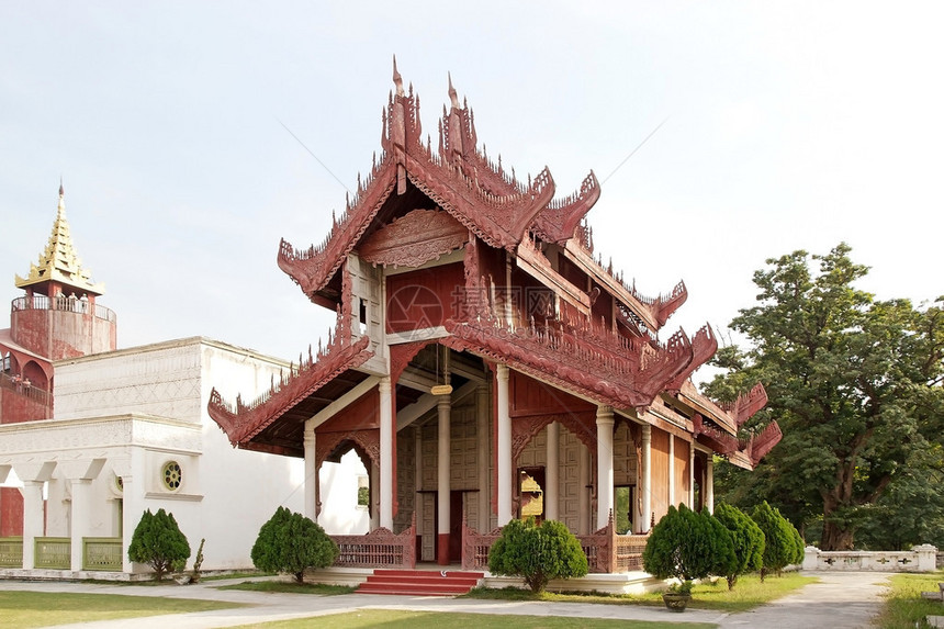 缅甸曼德勒曼德勒宫的建筑曼德勒皇宫是缅甸最后一个君主制的最后一座皇宫殿建于1857年至1859年之间宫殿位于被护城河环绕的围墙堡图片