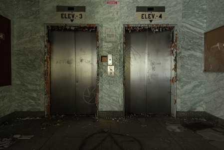 废弃建筑中破旧的电梯图片