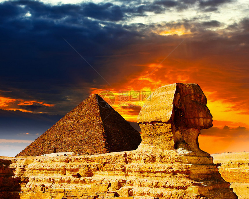 大狮身人面像和日落时的金字塔图片