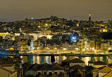 夜间在Portugal对面的里韦拉河岸边图片