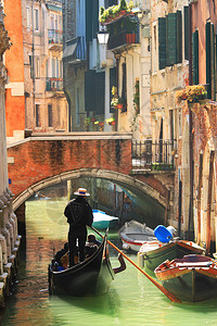 在意大利威尼斯的古老历史房屋和桥梁之间图片