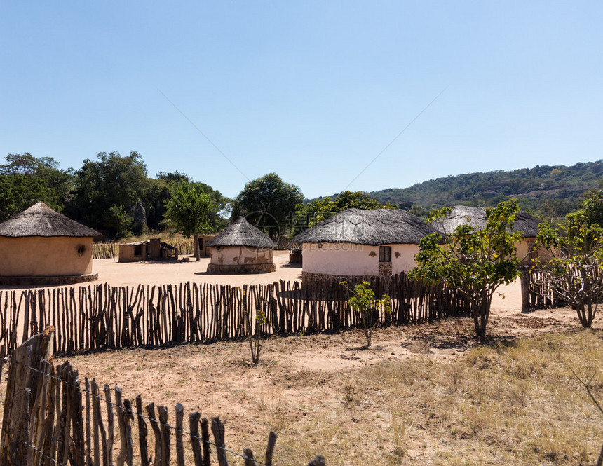 在津巴布韦典型的非洲村图片