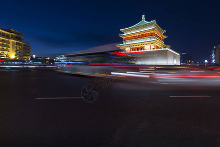 的西安古城夜里是城市地图片