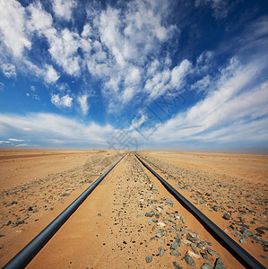 蒙古沙漠中的铁路图片