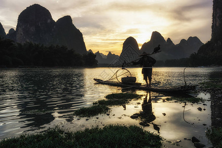 漓江鸬鹚渔夫在著名的漓江边休息在桂林阳朔附近的图片