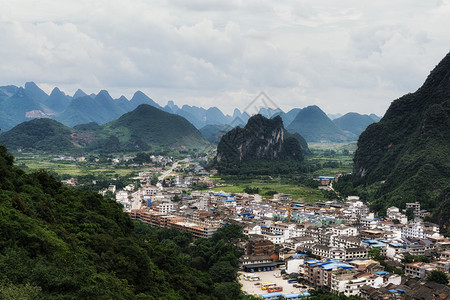 从广西兴坪附近的一座山上看兴坪和漓江在多图片