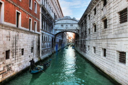 Gondola路过意大利威尼斯图片