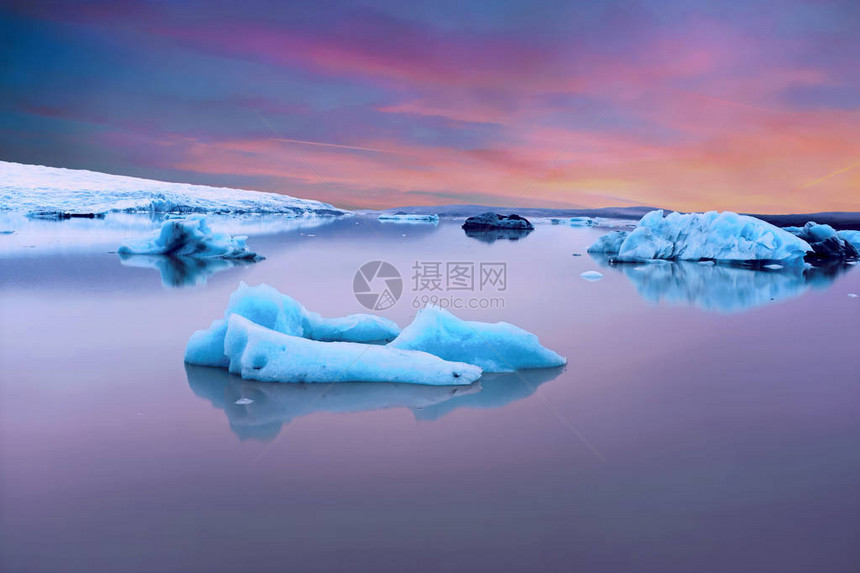 日落时冰岛的Solheimaj图片