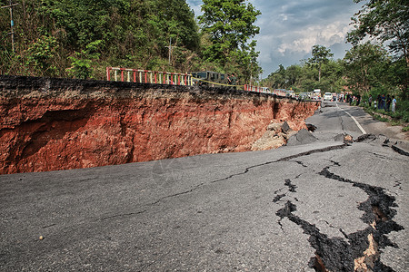 地震后柏油路裂缝图片