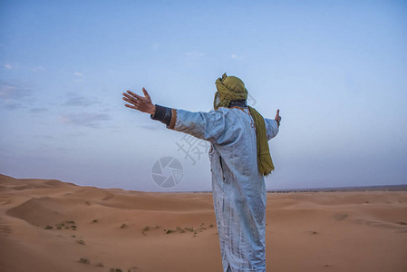 摩洛哥Merzouga附近的撒哈拉沙漠中孤独图片