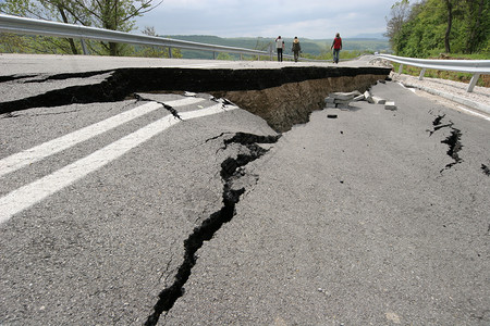 道路坍塌图片