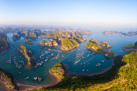 从空中俯瞰越南兰哈湾和吉婆岛独特的石灰岩岛屿和海中喀斯特形成的山峰漂浮的渔村和渔场背景图片
