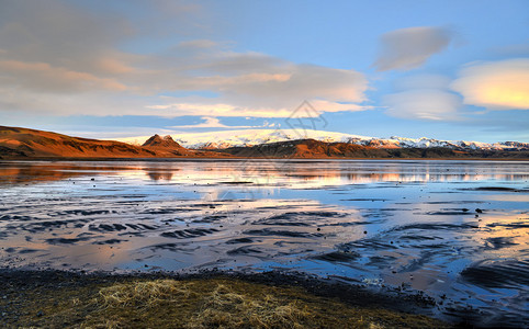 日出时接近迪尔霍莱冰岛南部米达尔乔库高清图片