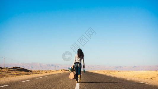 女人走在高速公路的中间图片