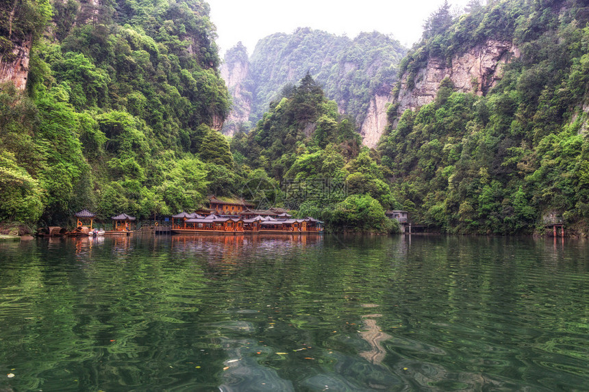 宝峰湖风景与茂密的森林环绕着高大的石峰森林中的小码头张家界图片