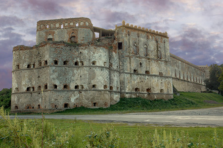 一座古老中世纪城堡的废墟的墙壁图片