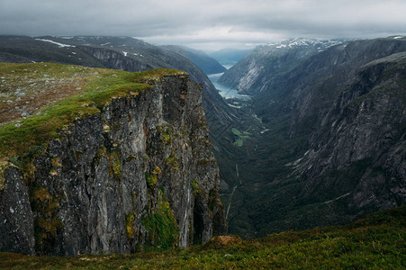 岩石和草崖景观山河挪威哈当厄尔图片