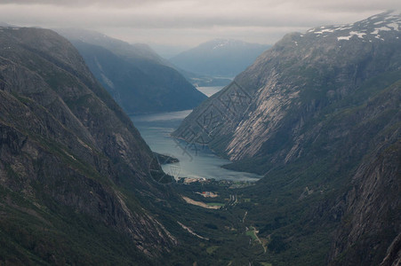 岩石和草崖景观背景山河挪威哈当厄尔图片