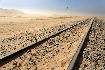 穿越纳米比亚纳米布沙漠的铁路轨道领导纳图片