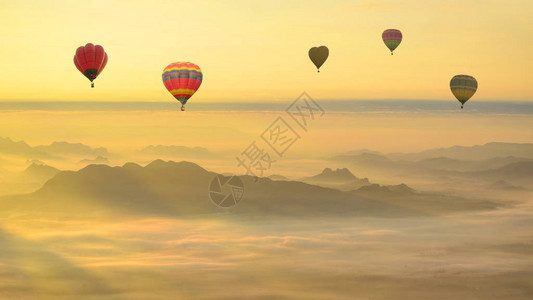 热气球在雾海上空图片