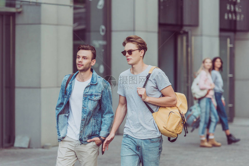 年轻旅行者与背包在街图片