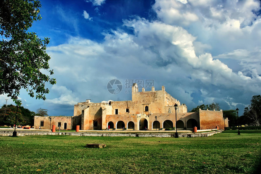 锡耶纳巴利亚多利德尤卡坦半岛圣贝纳迪诺修道院的全景图像图片