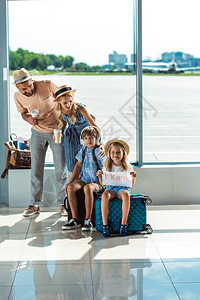 父母和孩子在机场等待一图片