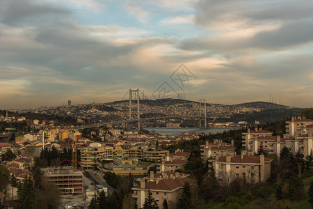 在土耳其伊斯坦布尔博斯普鲁斯海峡大桥的日落图片
