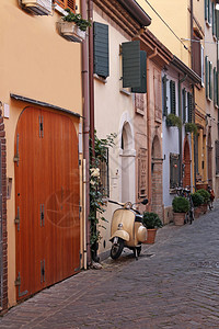 意大利里米尼街上有摩托车和老图片