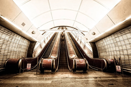 地铁站自动扶梯和楼梯图片