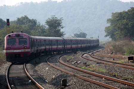 一列印度小火车从站出发后图片