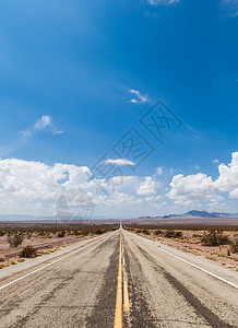 靠近Amboy美国66号公路在沙漠图片