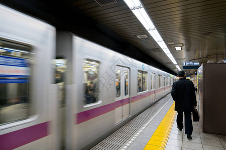 日本东京的东京地铁站和配有地铁通背景图片