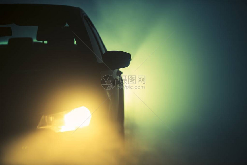 晚上路有雾在雾中开车图片