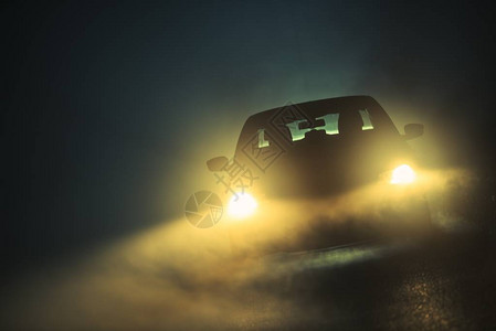 汽车在浓雾中行驶危险的道路状况图片