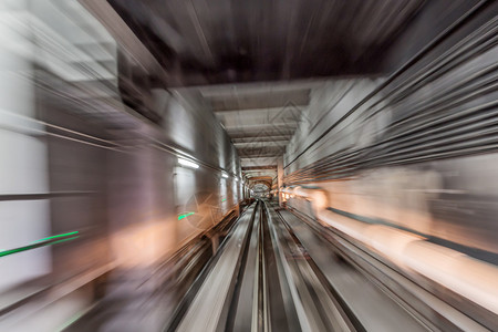 地下隧道中的高速图片