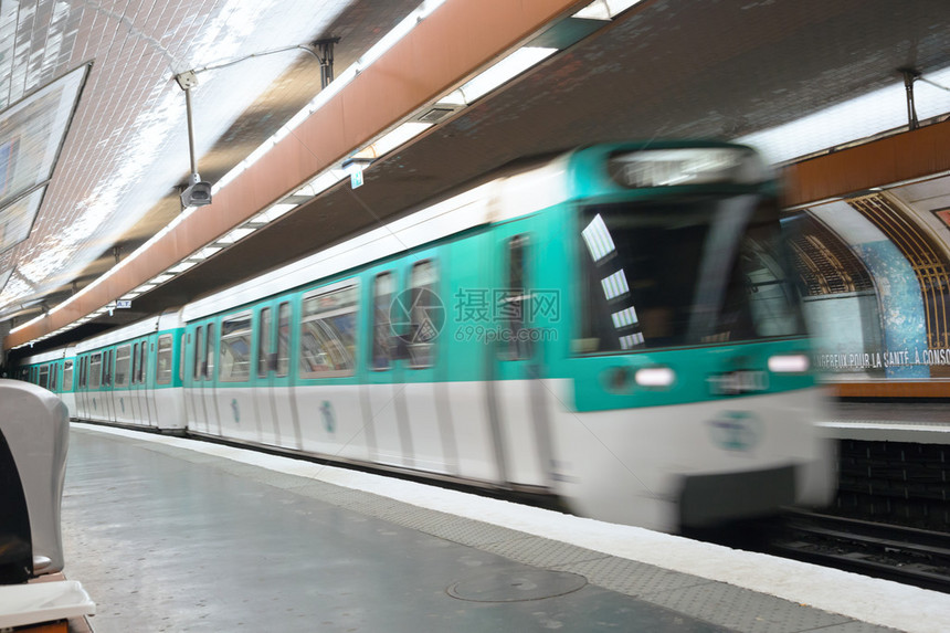 有现代火车的地铁站在巴黎图片
