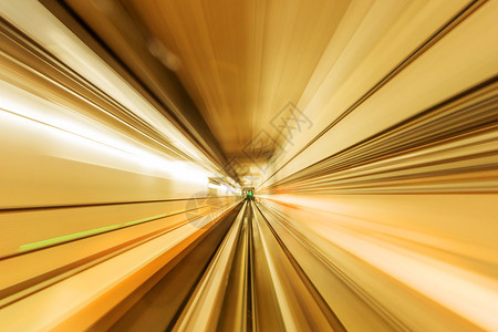 黄光隧道中高速移图片