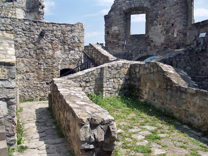 Strecno城堡保存的废墟与部分重建的楼梯和墙壁的视图斯特雷克诺城堡是位于斯洛伐克北部日利纳镇附近的哥特式废墟斯特雷克诺城堡被图片