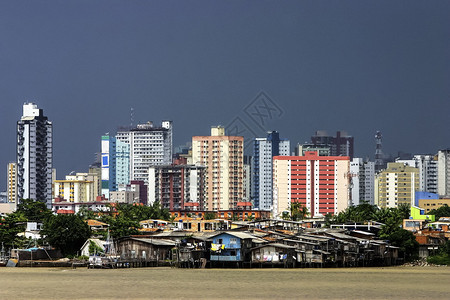 关岛河上现代建筑和贫民窟的现代化建筑和高图片