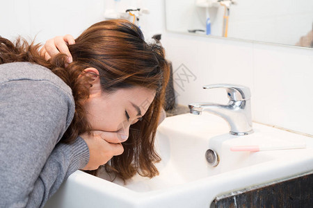 亚洲妇女在浴室里呕吐图片