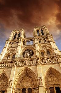 巴黎圣母院大教堂上方的云图片