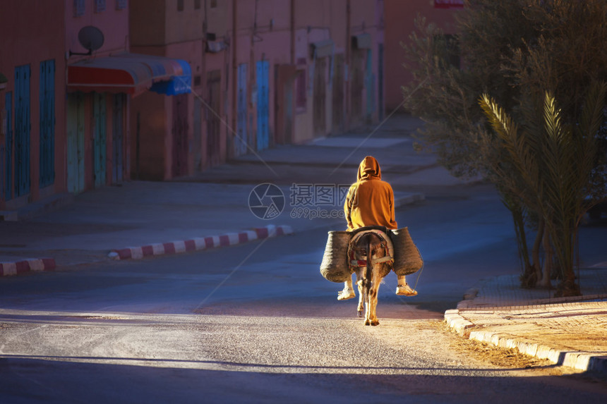 在摩洛哥Tinghir的公路上图片
