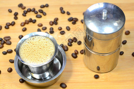 马德拉斯用咖啡豆和咖啡过滤器过滤咖啡马德拉斯过滤咖啡是印度著图片