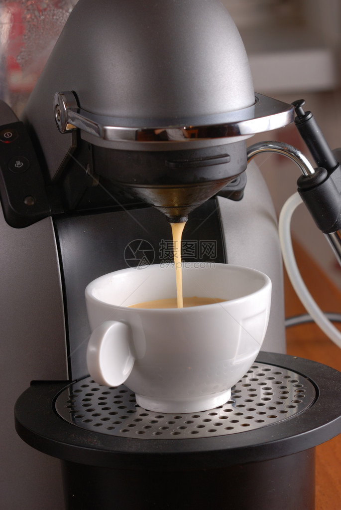 咖啡机将浓缩咖啡倒入杯中图片